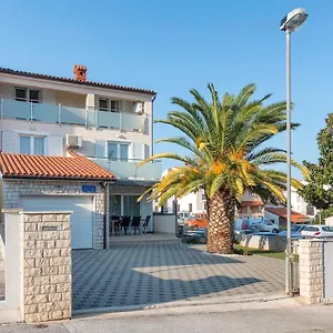 https://summer-house-pula.in-istria.net