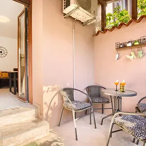 https://amphitheater-32-modern-apartment-with-terrace-wifi-netflix.in-istria.net